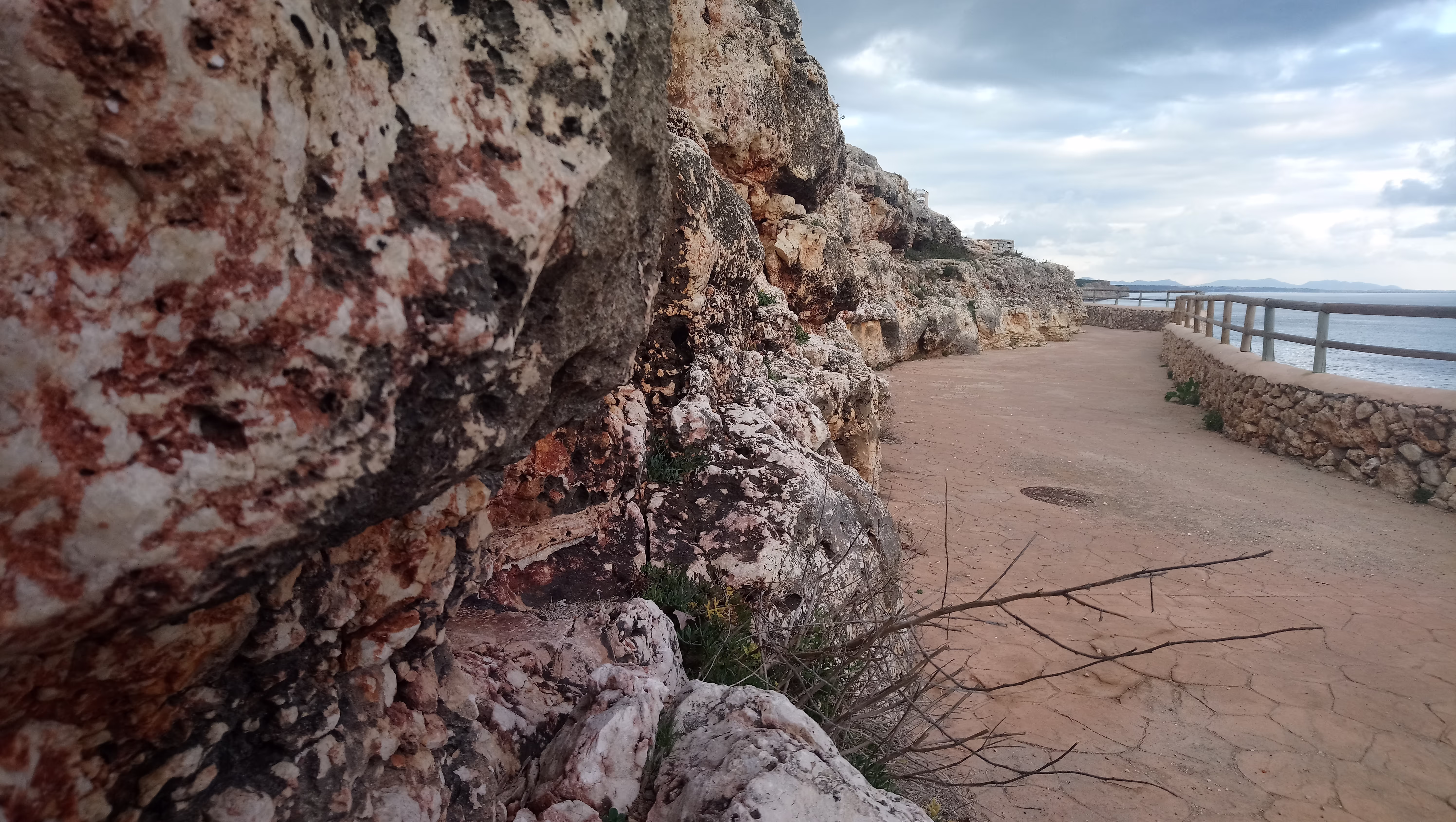 Wanderweg mit traumhaften Ausblick an der Felsküste von Cales de Mallorca Wanderweg mit traumhaften Ausblick an der Felsküste von Cales de Mallorca
