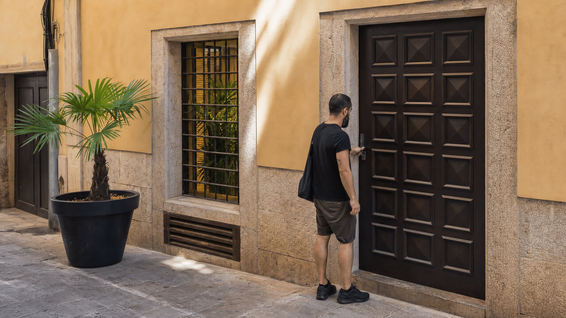 Street-level view of a members-only cannabis association entrance in Palma with a closed door.