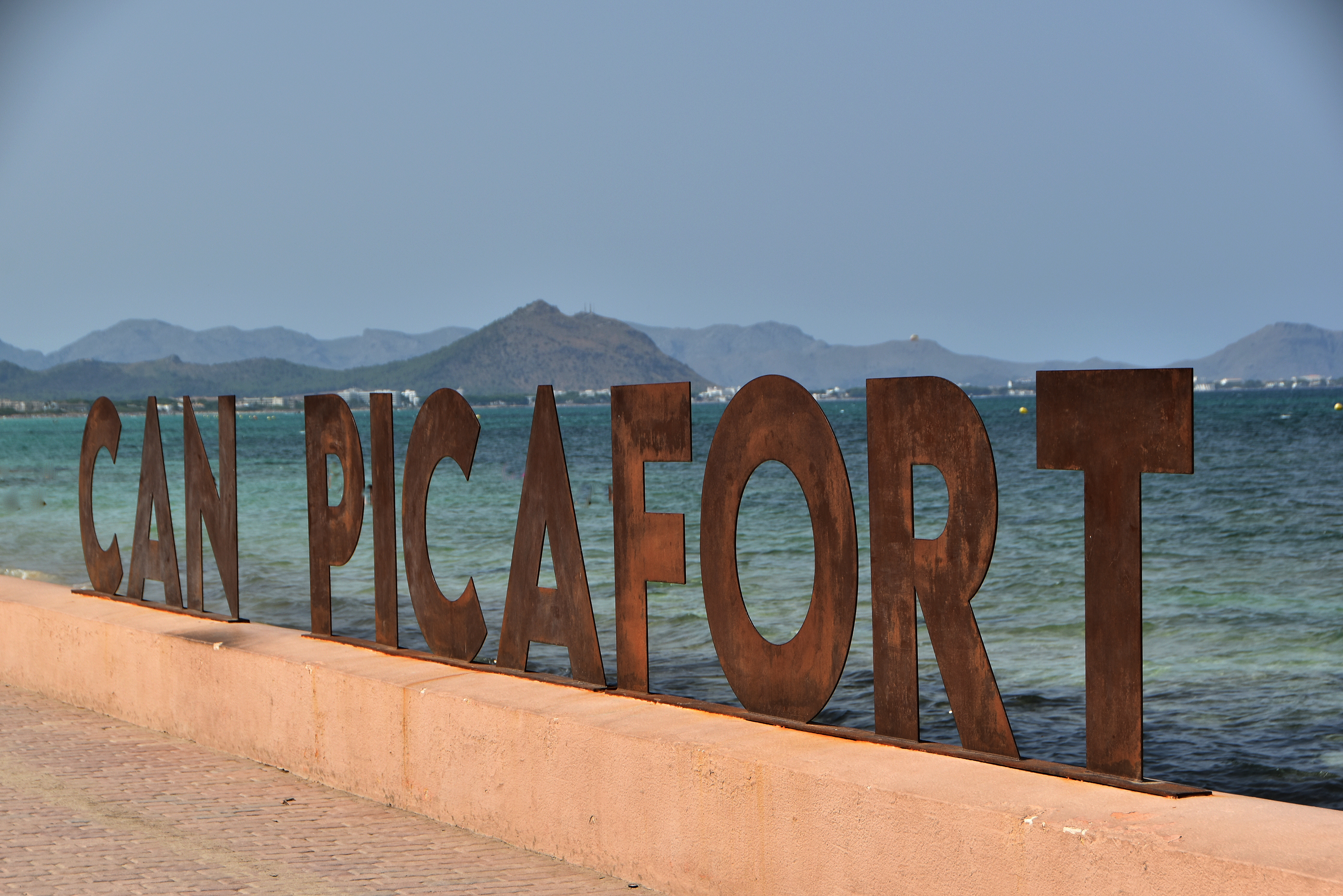 Can Picafort Schriftzug am Strand