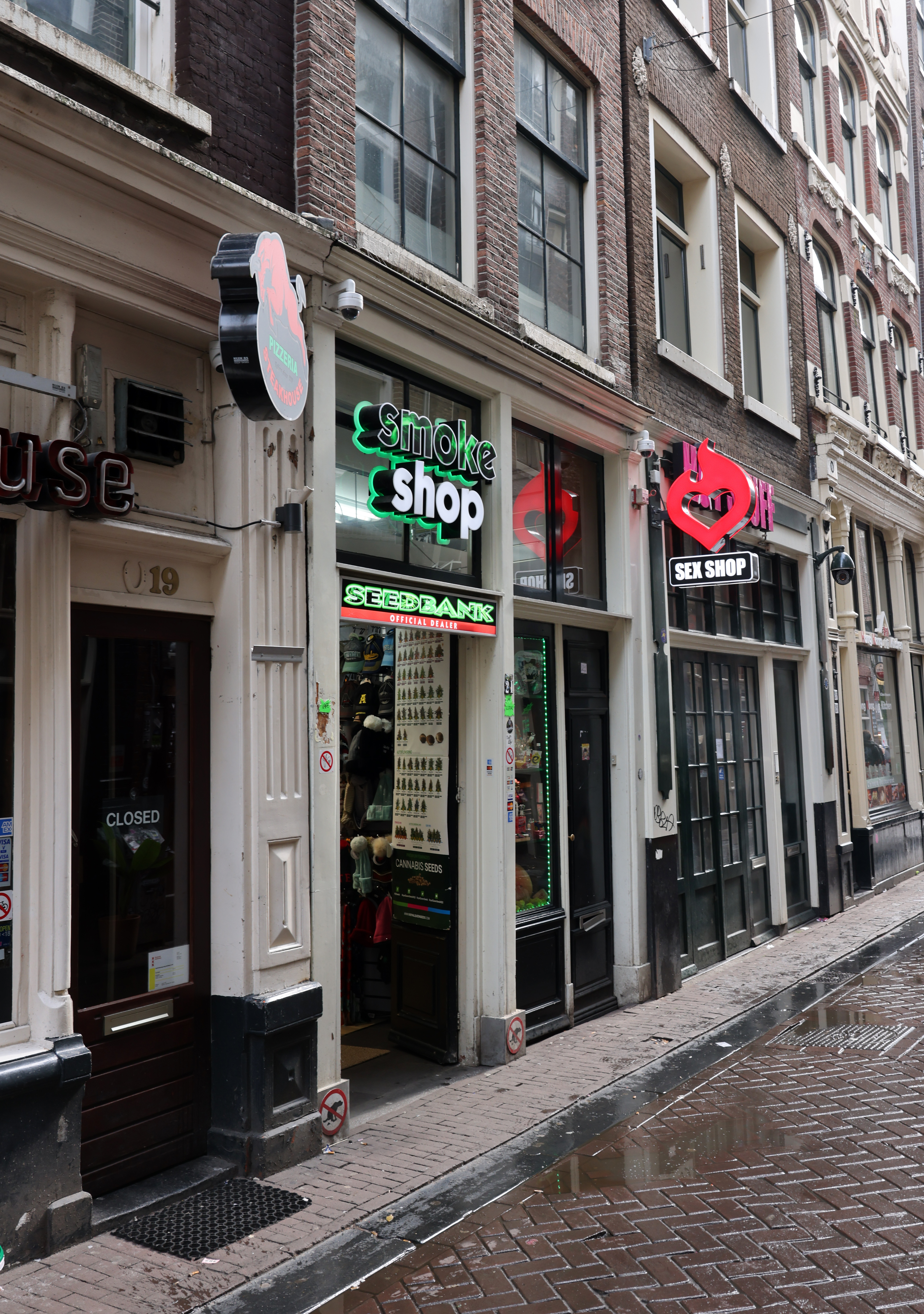 Hollanda'da bir yan sokakta coffeeshop